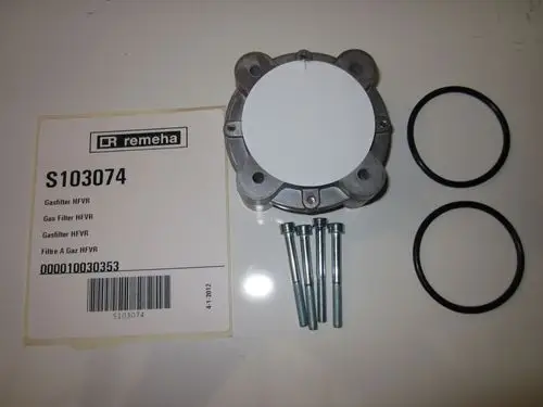 Gasfilter-Komponente von Remeha mit Montageschrauben, Dichtungen und Typenschild. Enthält eine runde Abdeckung und eine Halterung zur Befestigung.